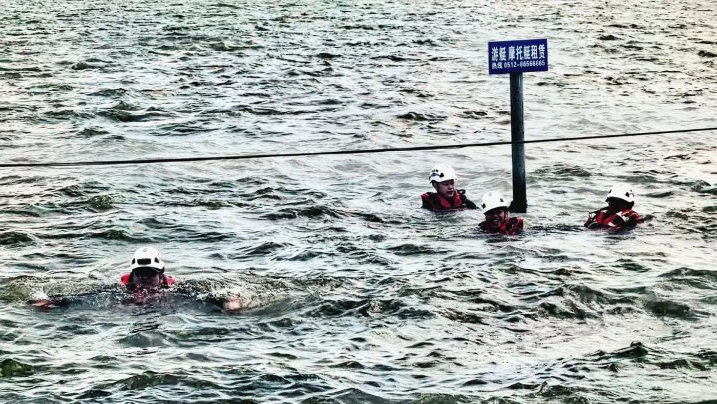 水域救援专项训练：把通信链路拉到水面